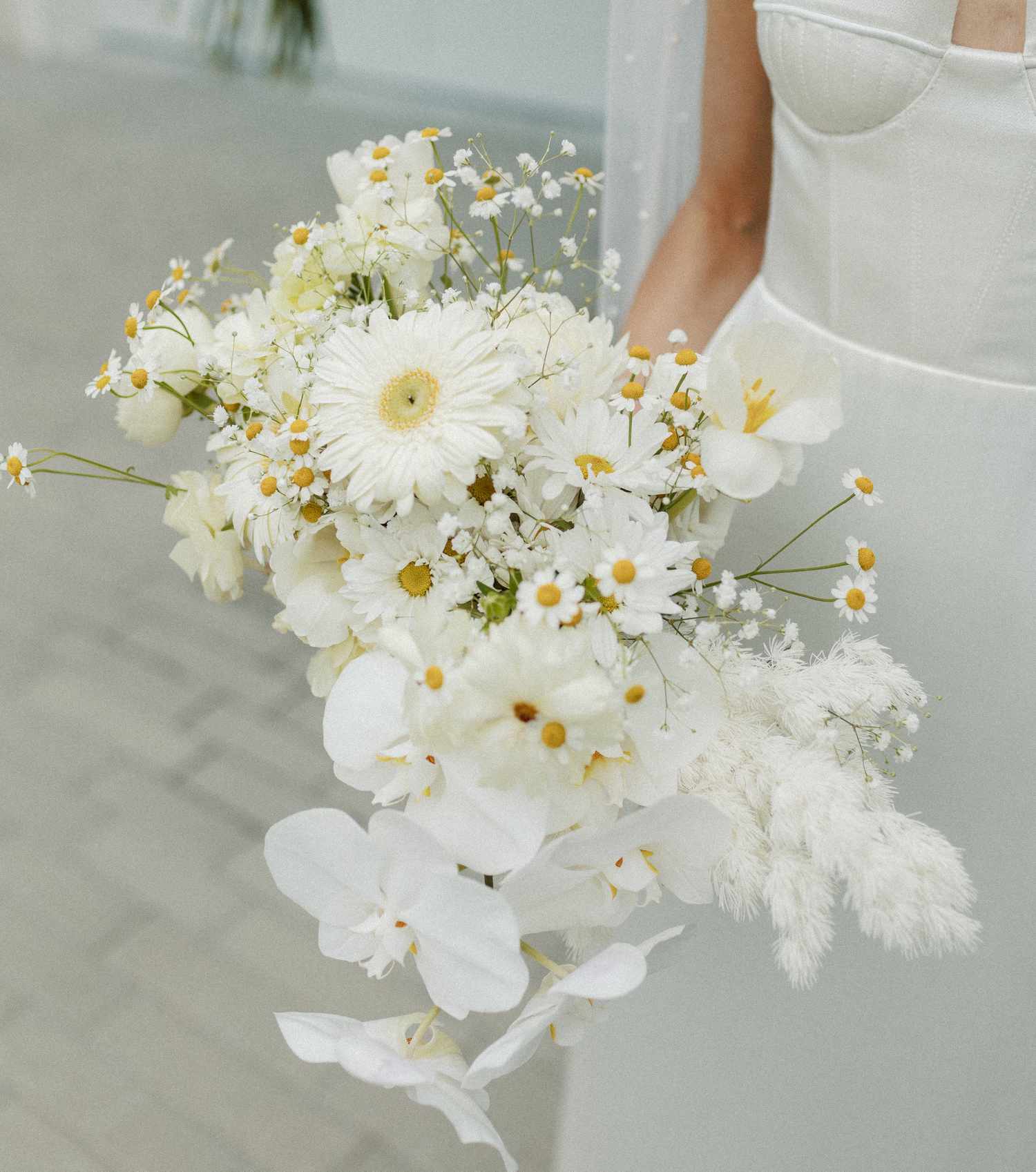 Stunning Daisy Bridesmaid Bouquets: Perfect for a Rustic Wedding