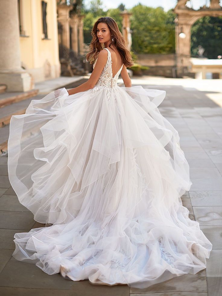 Best Wedding Dresses for Pear Shaped Brides: Top Picks & Styles