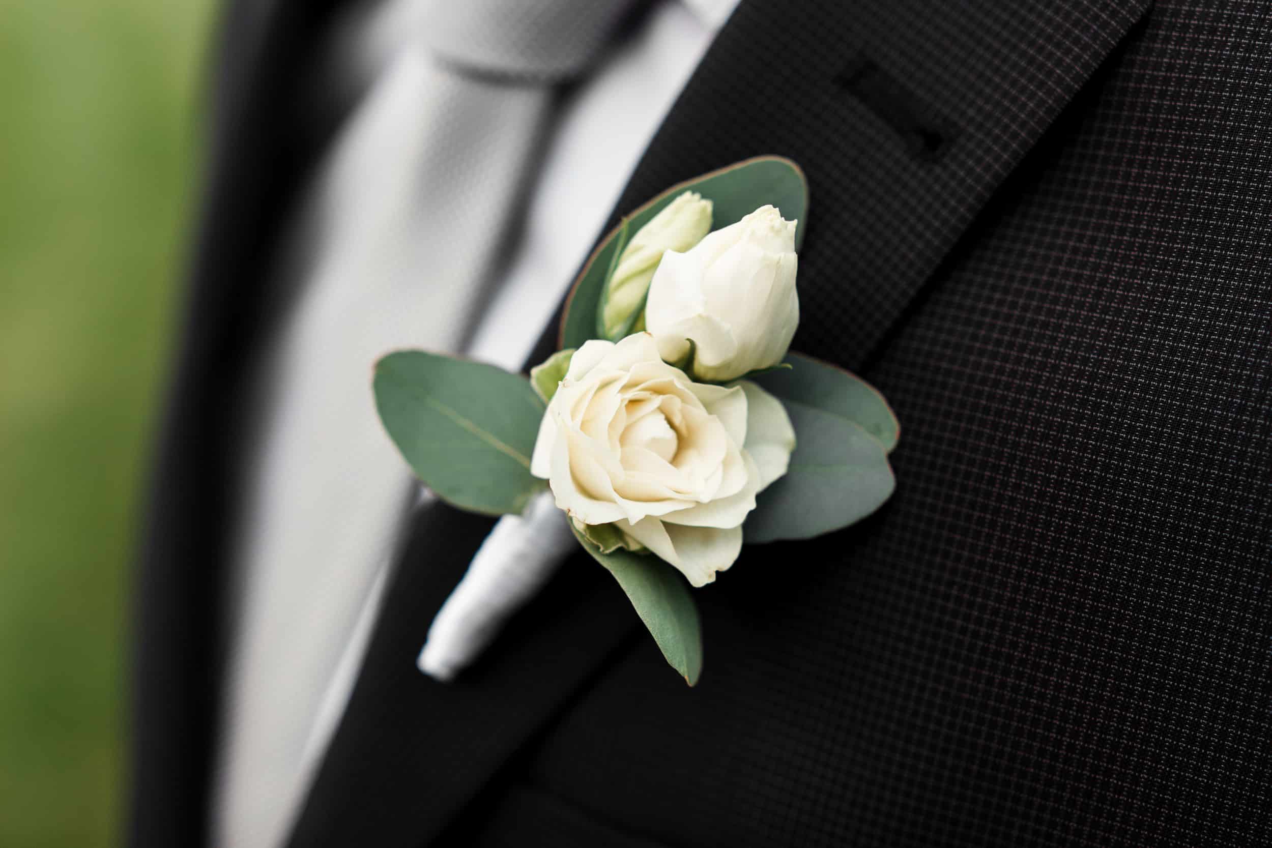 DIY Groomsmen Boutonnieres: Easy Steps for a Personal Touch