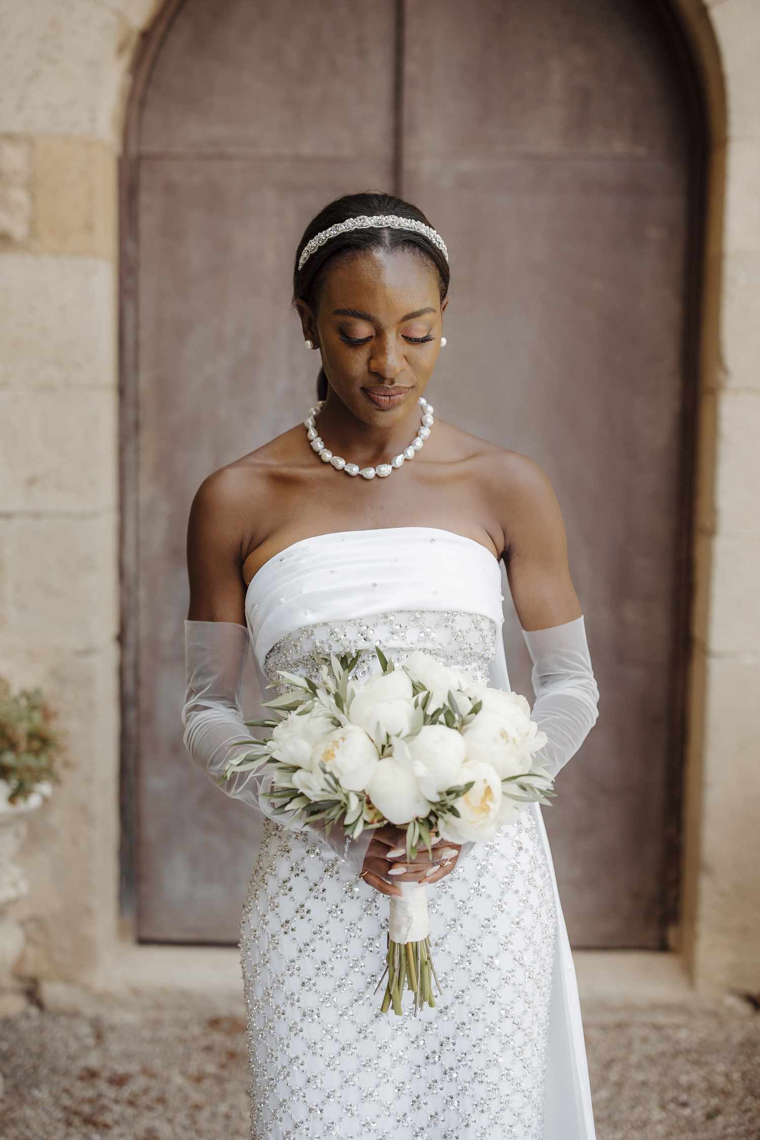 Bride with pearl necklace: Heres how to pick one that fits your wedding dress.