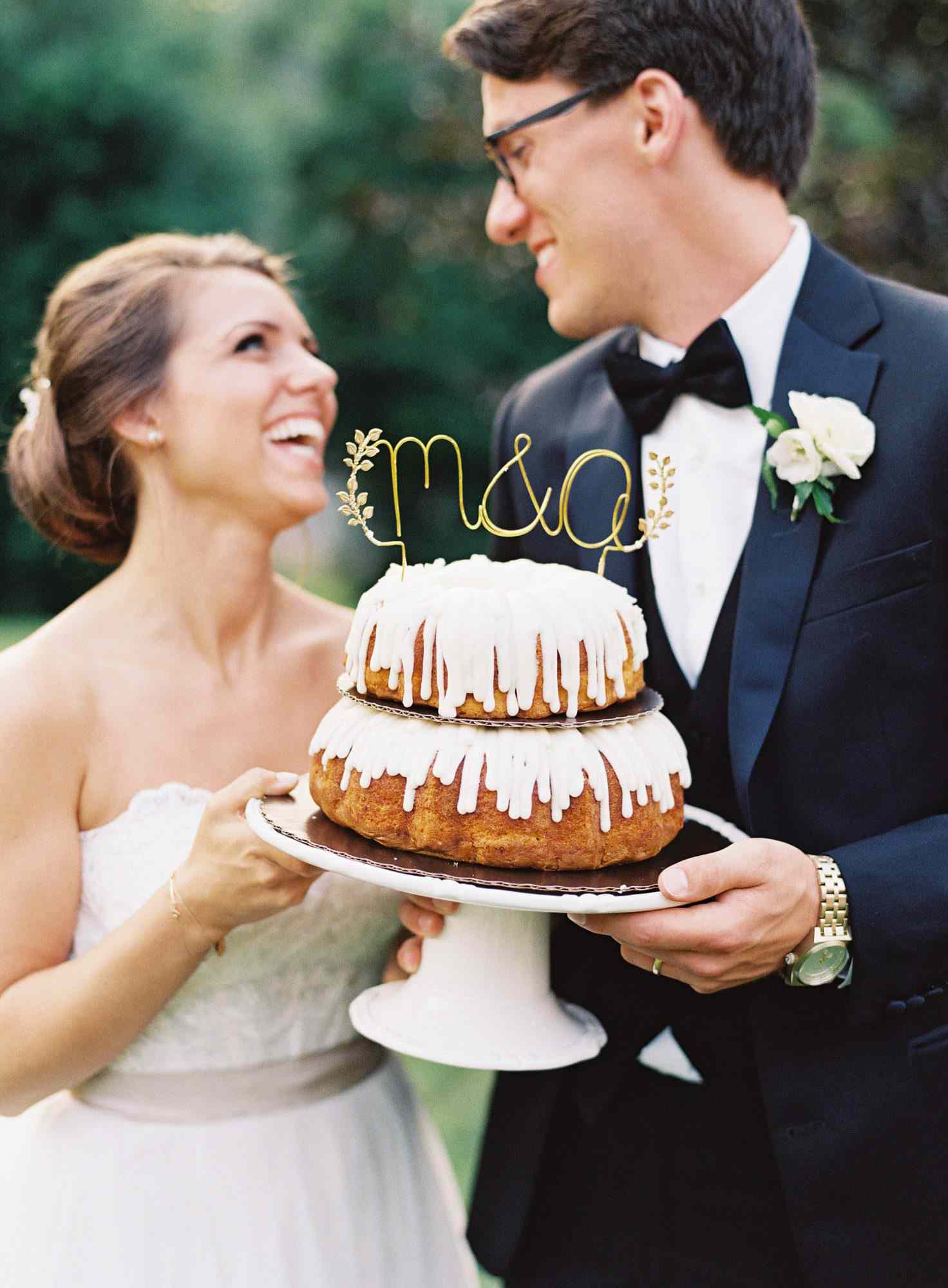 Bride and Groom Wedding Cake Toppers (Cute and Creative Ideas for Your Cake)