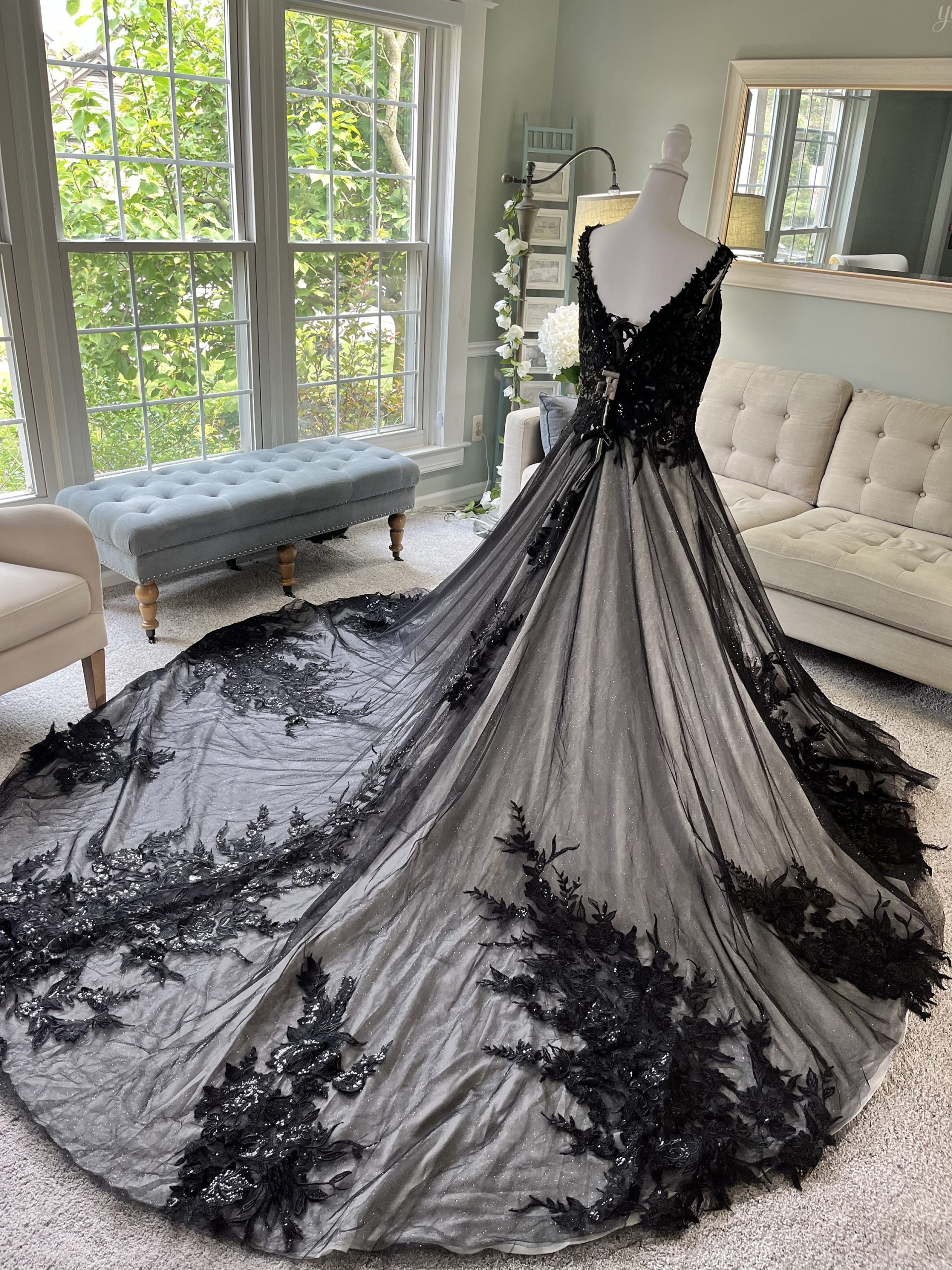 Black Wedding Dress With White Lace: How to Choose the Perfect One for You and Be the Most Stunning Bride!