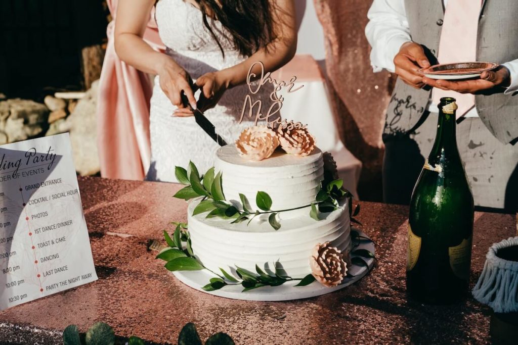 Choosing the Perfect Bride and Groom Wedding Cake:  A Complete Guide