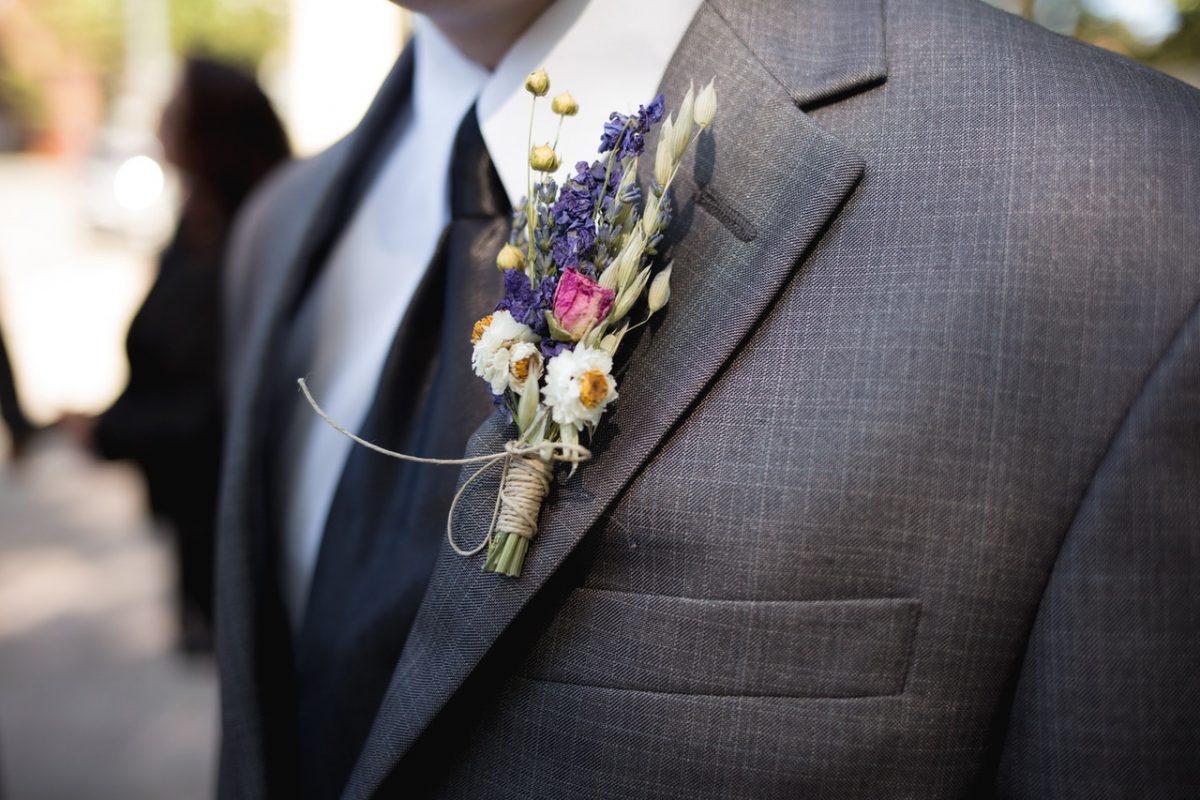 What is a groom flower?  Everything you should know about this awesome wedding detail!