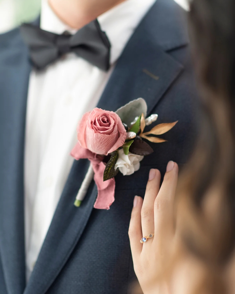 Finding the Right Groom Boutonniere to Match Your Theme