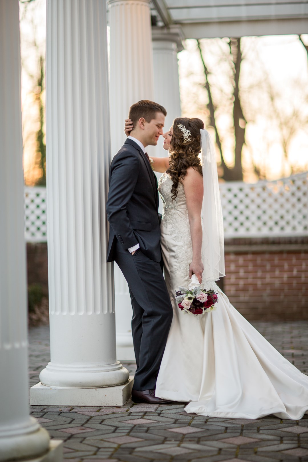 Creative Poses Bride and Groom: Unique Ideas to Try