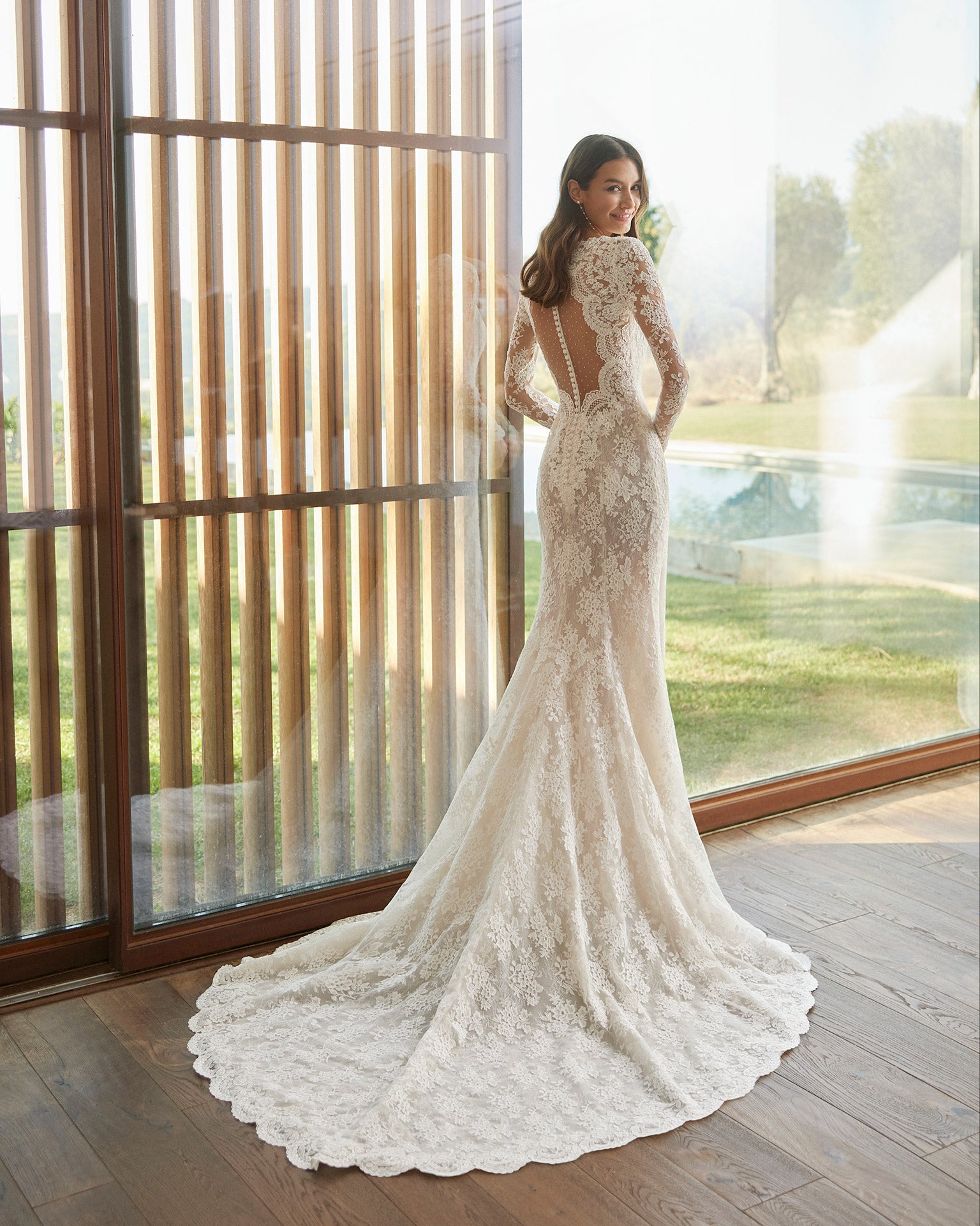 Rosa Clara Wedding Gown Price:  Is It Worth the Investment? (Heres What Brides Need to Know for Wedding)