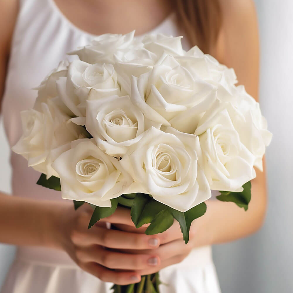 Choosing the Perfect Bridesmaid White Rose Bouquet: Ideas & Advice