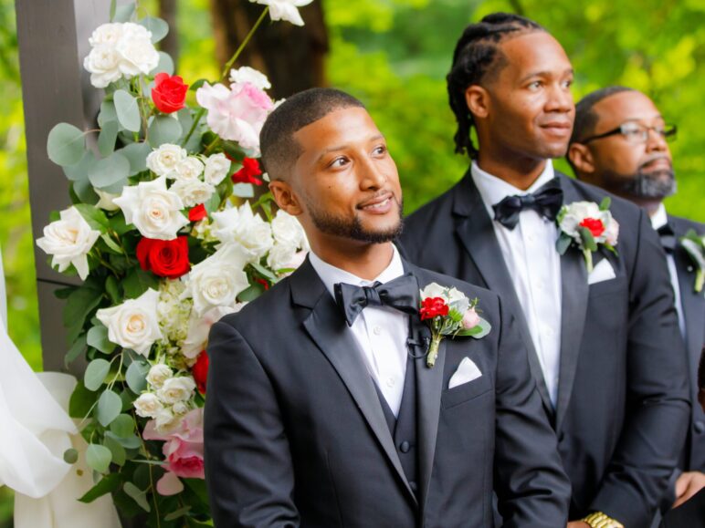 Boutonniere for Groom and Groomsmen: Simple Style Guide!