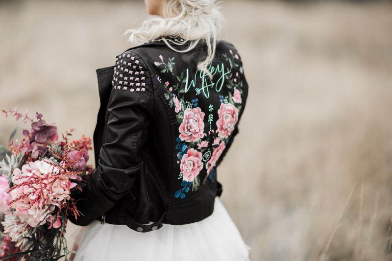 Wedding Style: Bride with Leather Jacket Looks So Cool!