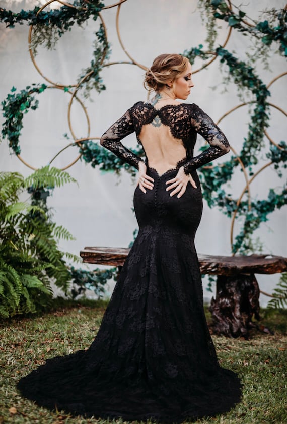 Gorgeous Wedding Gown with Black Lace: Perfect for Your Big Day