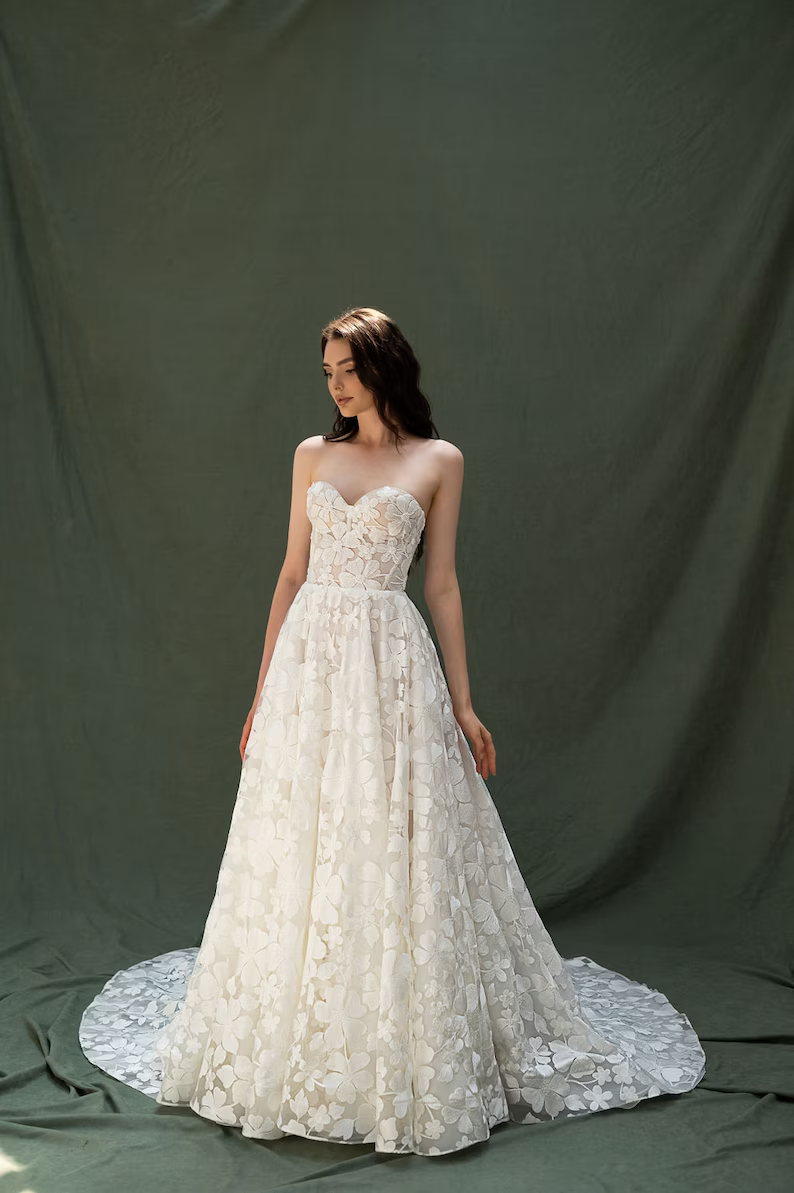 Heart Shaped Wedding Gown Styles: Discover the Perfect Dress for Your Big Day!