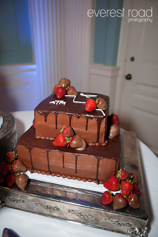 Want a Grooms Cake With Strawberries? (Heres How to Choose the Right One for You)