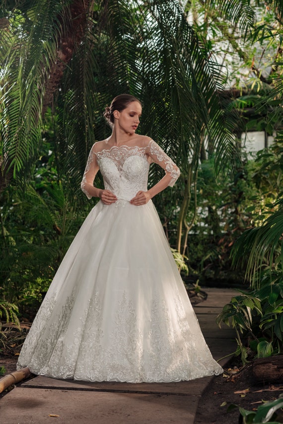 3 4 Sleeve Lace Wedding Dress Trends: Whats Hot for Brides This Year?